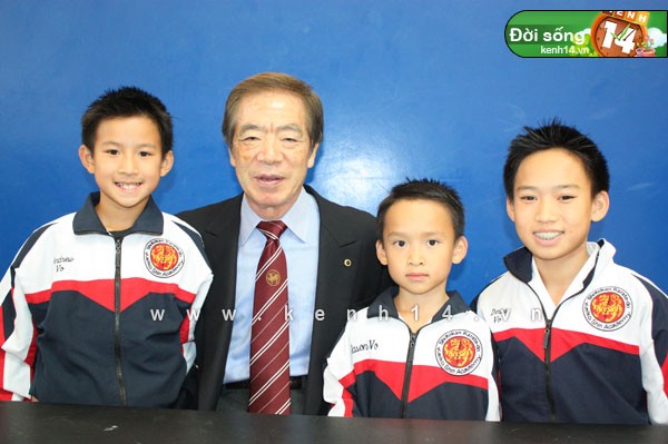 Derick chụp ảnh với sư phụ và các em của mình cùng nhau sang Nhật thi lên đẳng. (Từ trái sang: Andrew Võ, sư phụ Kanazawa, Jason Võ và Derick Võ.)